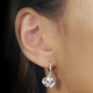 Brinco de Argolinha Coração Traços Retos Banhado em Ródio