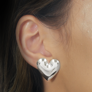 Brinco de Coração Liso Banhado em Ródio